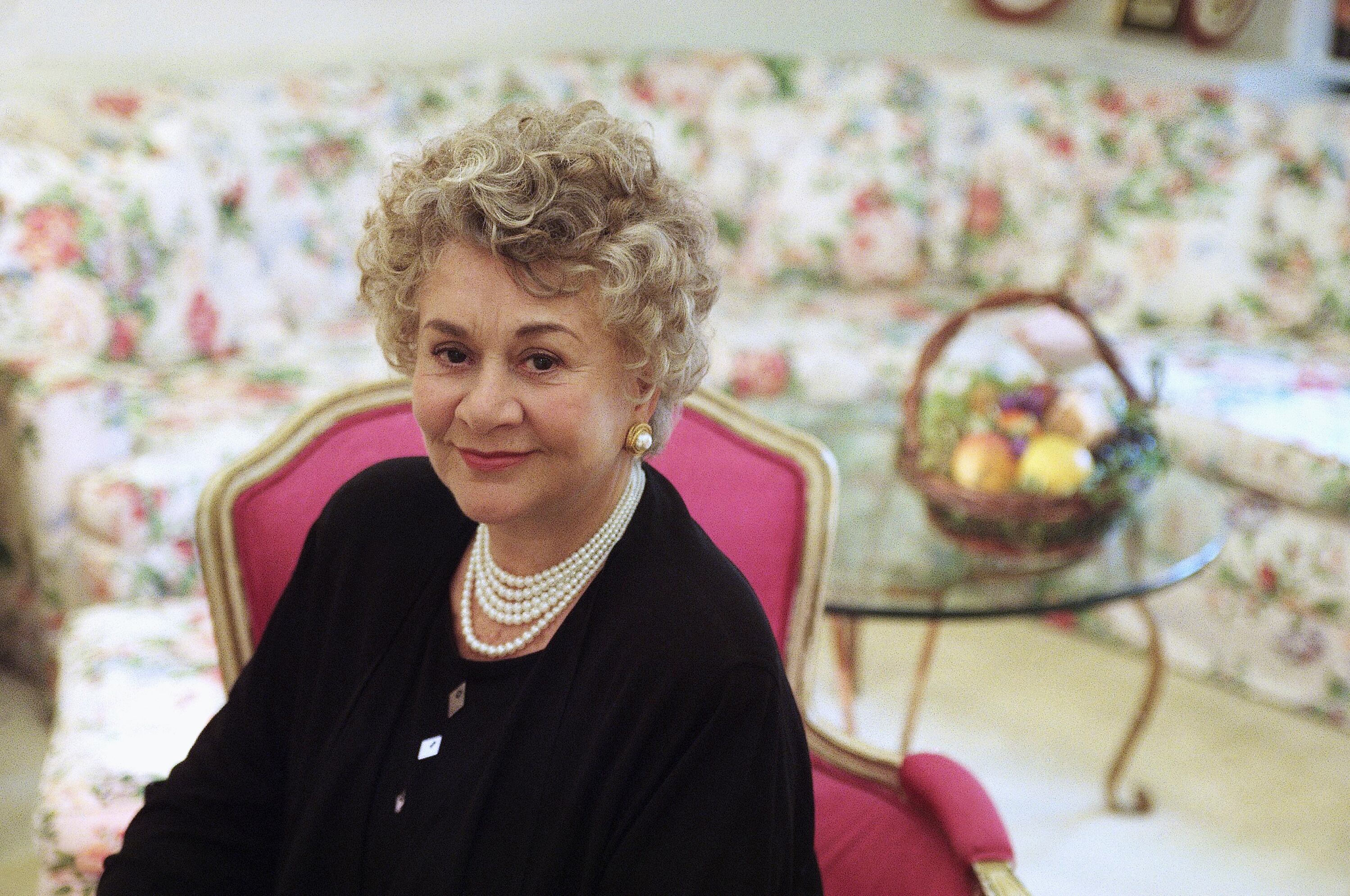 ARCHIVO - La actriz Joan Plowright poa para la cámara en un hotel en Nueva York el 4 de mayo de 1999. (AP Foto/Suzanne Plunkett, archivo)