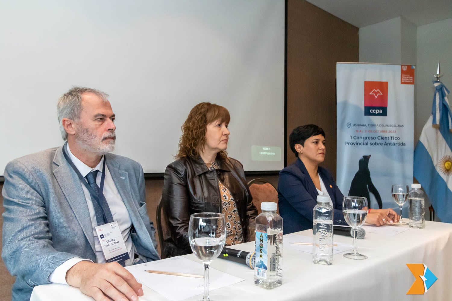 El director del Instituto Antártico de Cancillería, Walter Mac Cormack, junto a la vicegobernadora Mónica Urquiza y la ministra de Educación, Cultura, Ciencia y Tecnología, Analía Cubino presenciaron el Primer Congreso Científico sobre Antártida. 