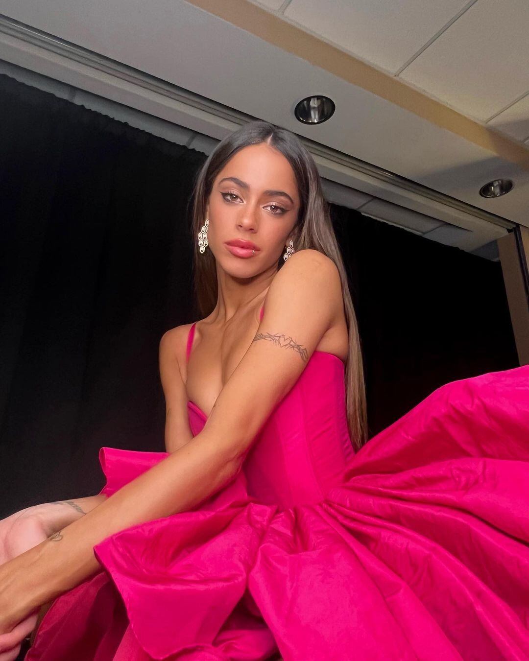 Deslumbró en Instagram con su vestido fucsia.