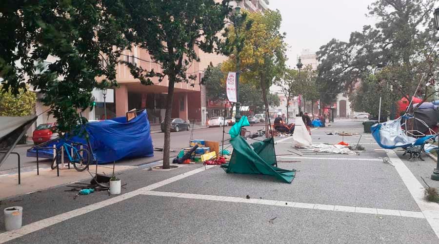 Los destrozos que produjo el viento en los puestos preparados para la Feria del Regalo en la Plaza San Martín 