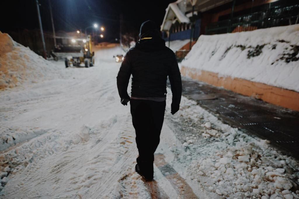 Tras las copiosas nevadas de la última semana, el equipo municipal redobló los esfuerzos, saliendo desde las 4 de la mañana para permitir que pueda funcionar el sistema de transporte público y para facilitar el tránsito en nuestras calles.