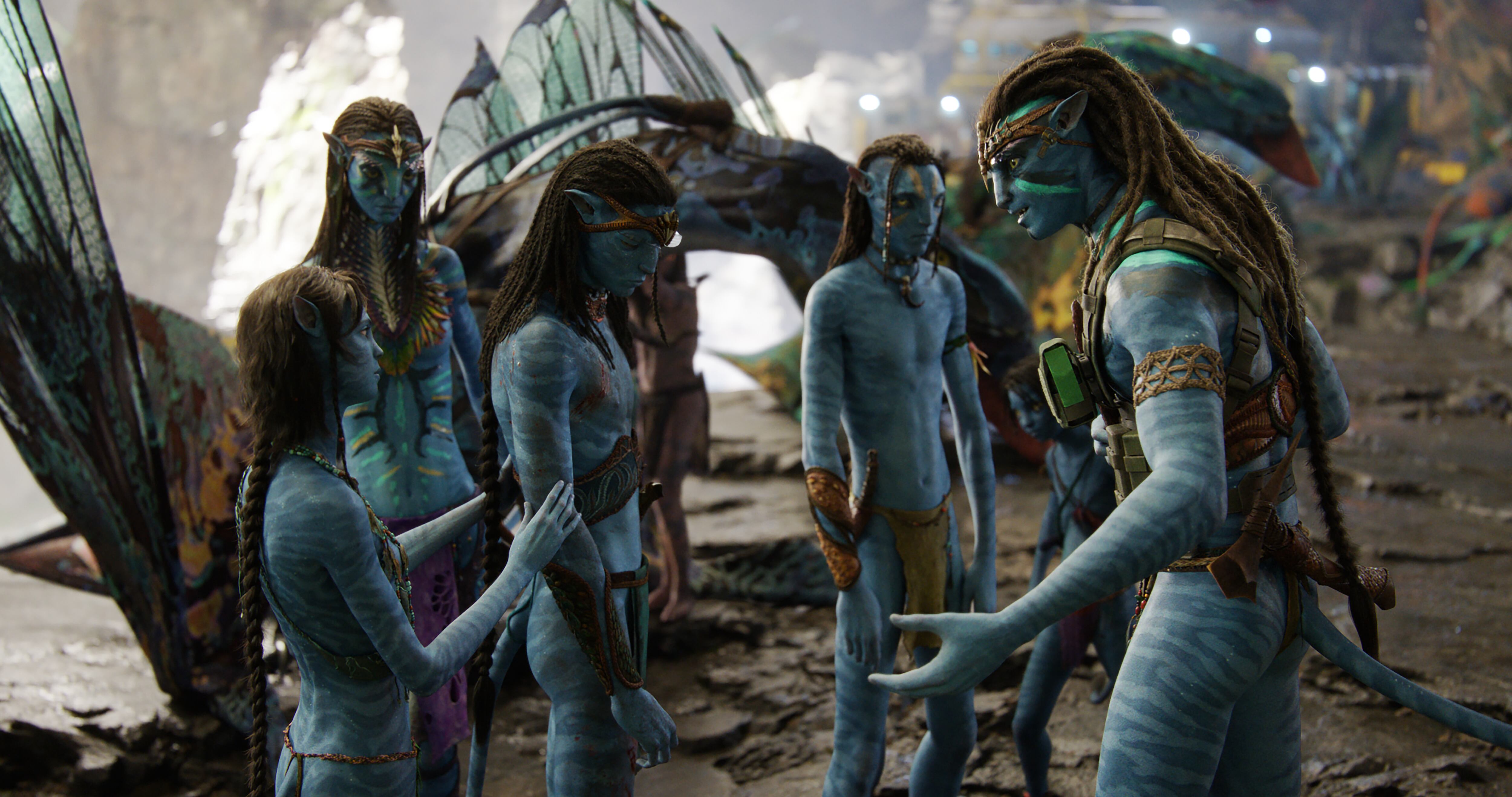 (Derecha a izquierda): Tsireya (Bailey Bass), Neytiri (Zoe Saldana), Neteyam (Jamie Flatters), Lo'ak (Britain Dalton), and Jake Sully (Sam Worthington) en “Avatar: the way of water”. Foto cortesía de 20th Century Studios. © 2022 20th Century Studios.