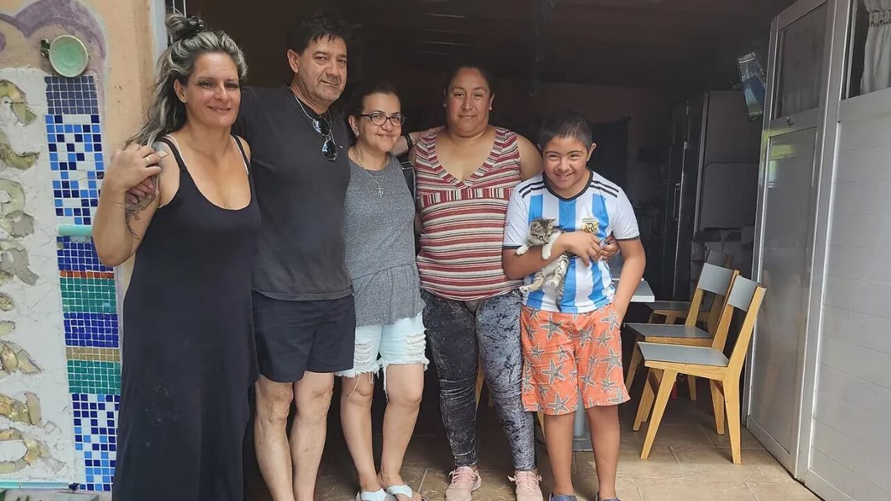 Graciela y Silvino, los papás de Fernando Báez Sosa, entregaron las donaciones que recolectaron durante el homenaje a Fernando. Gentileza: Merendero "El Maracaná".