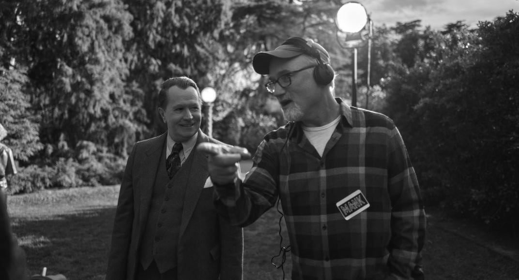 Gary Oldman y el director David Fincher en "Mank". (AP)