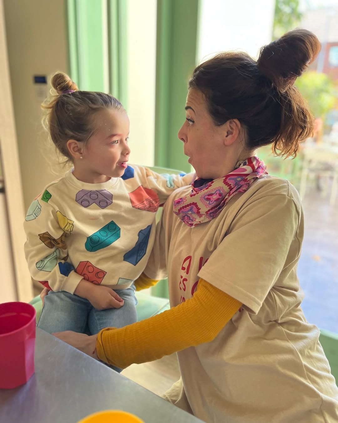 La pequeña Rita con su mamá.