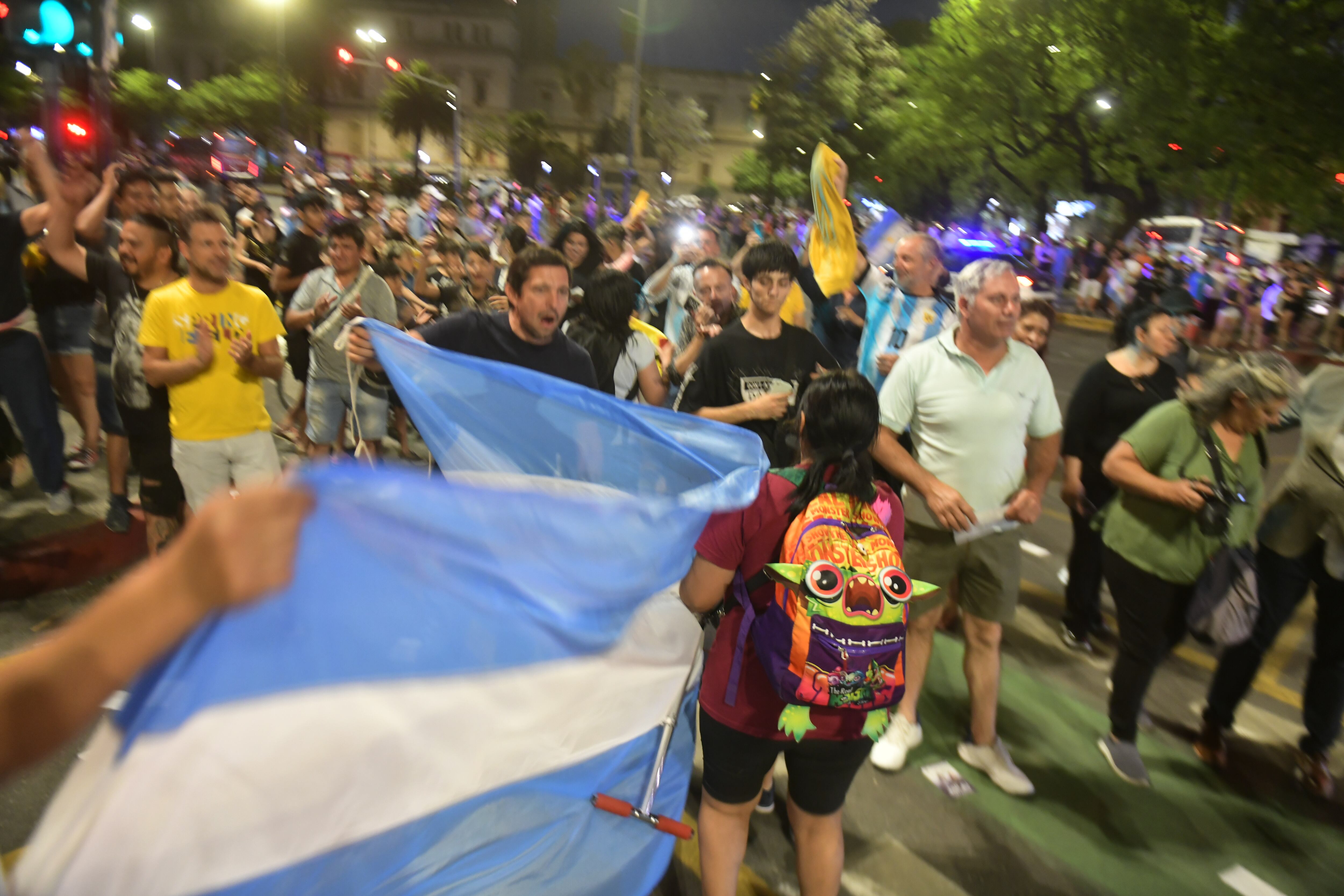 Festejos de partidarios de La Libertad Avanza en Patio Olmos por el triunfo de Javier Milei en la elecciones presidenciales 19 noviembre 2023 foto Javier Ferreyra