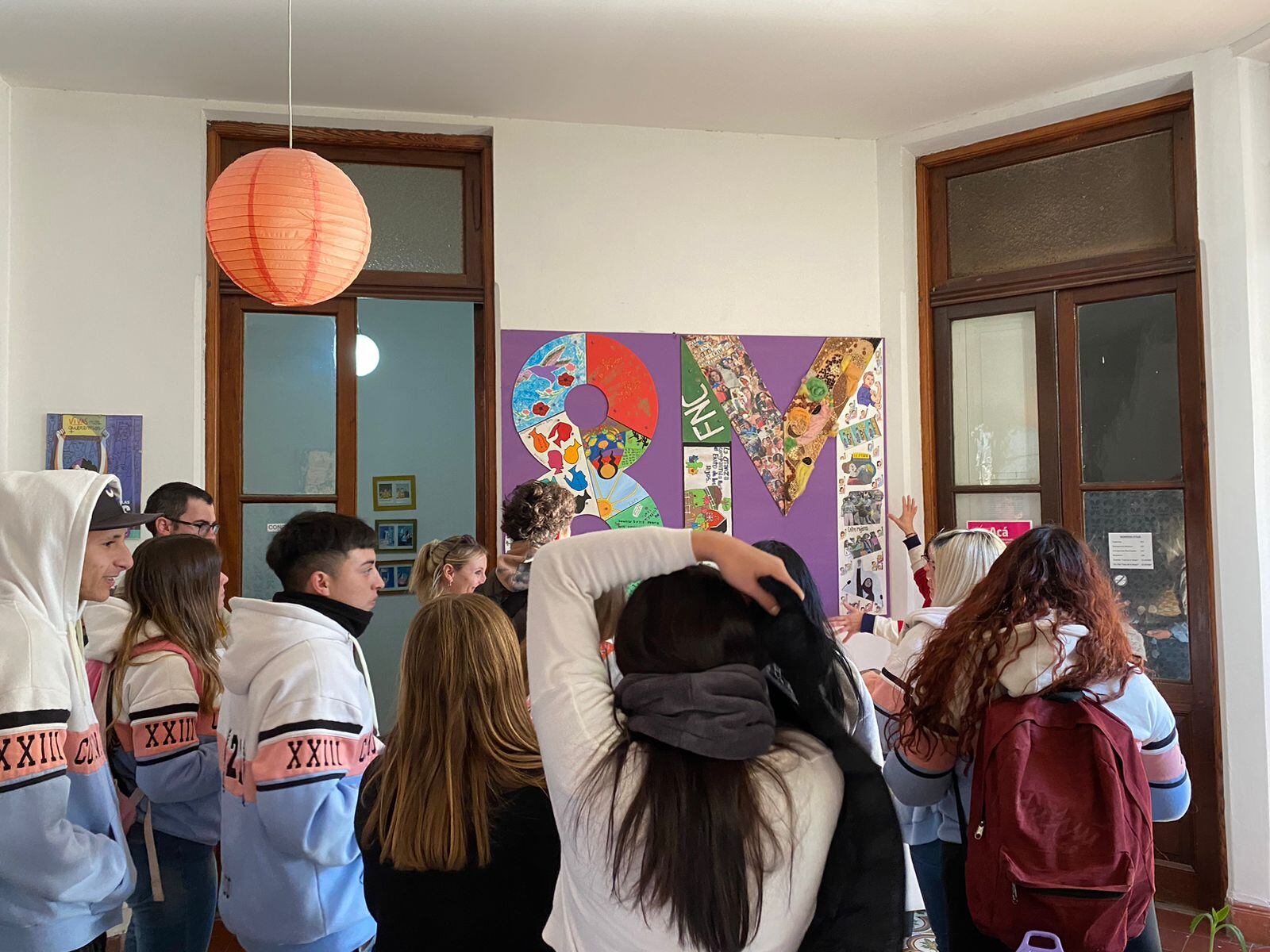 Alumnos de la Secundaria Nº 3 de Tres Arroyos recorrieron la Dirección de Mujeres, Género y Diversidad