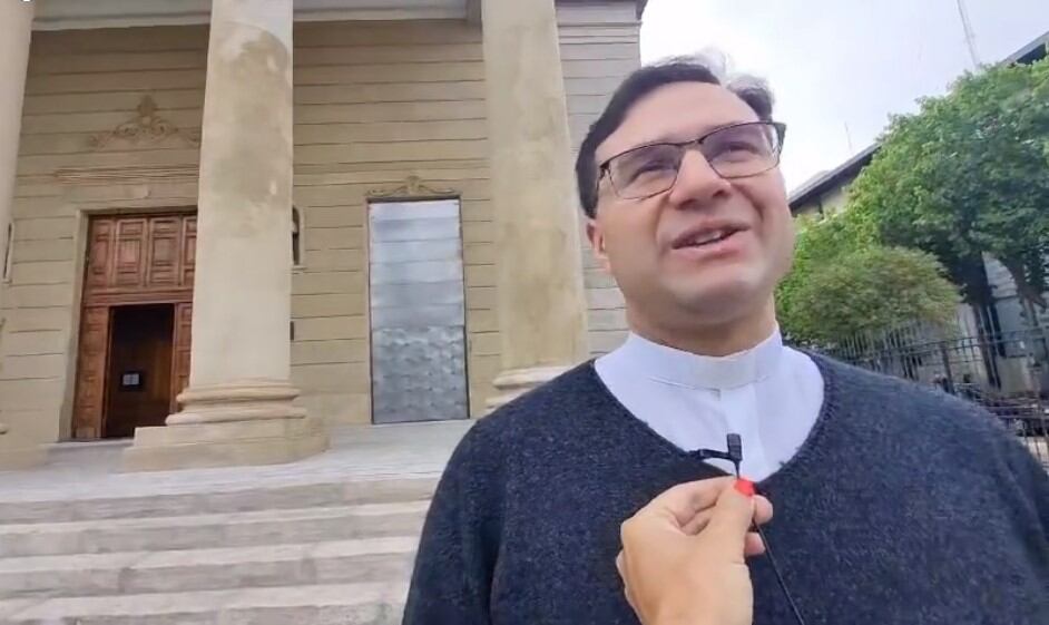 Padre Espejo frente a la Iglesia Catedral de San Luis blindada por el Encuentro Plurinacional de Mujeres.