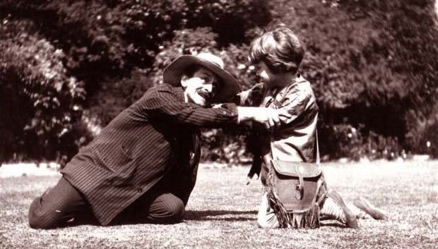 James M. Barrie jugando con uno de los niños de la familia. 