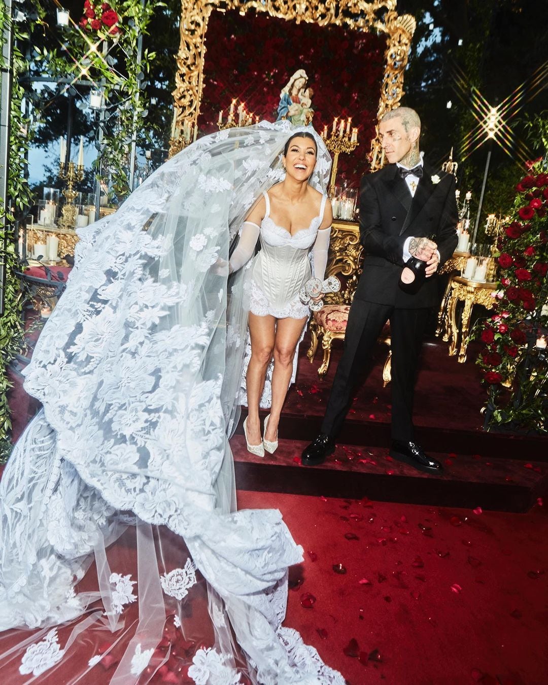 El día que Travis Barker y Kourtney Kardashian dieron el "sí" en el altar.