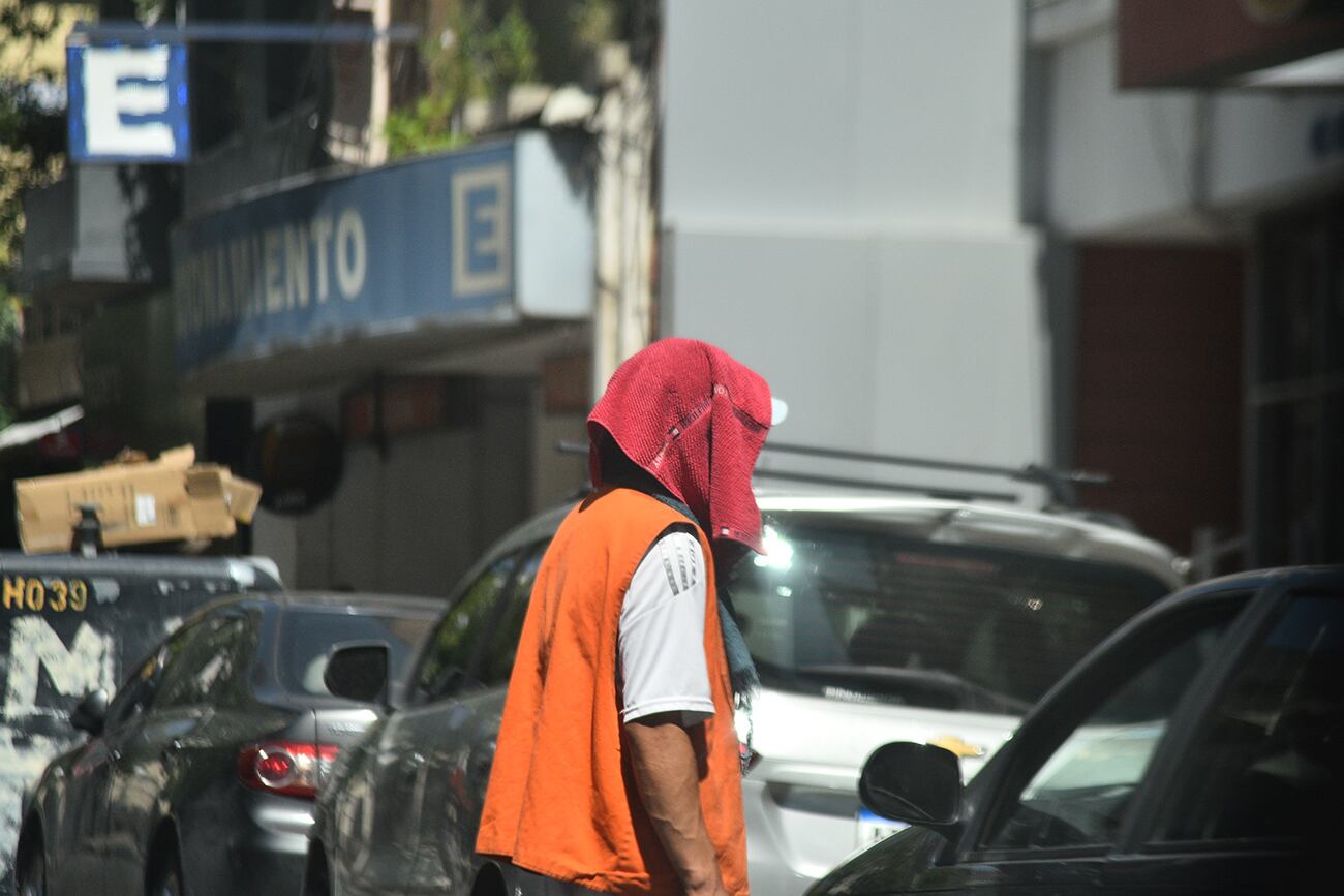 Intensa jornada de calor en la ciudad de Córdoba. Se produjeron cortes de luz en varios Barrios
 (Pedro Castillo / La Voz)