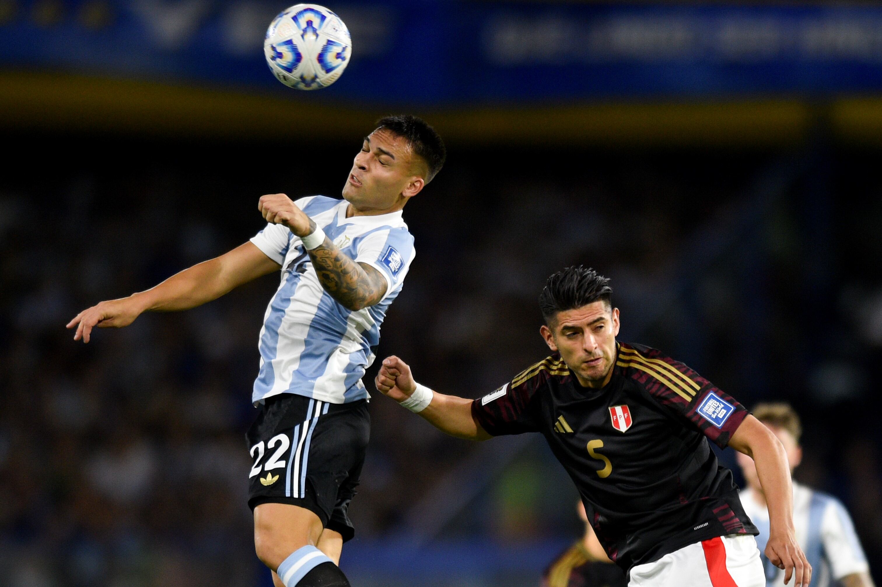 Lautaro Martínez, delantero de Argentina, en el partido ante Perú por las eliminatorias. (AP)