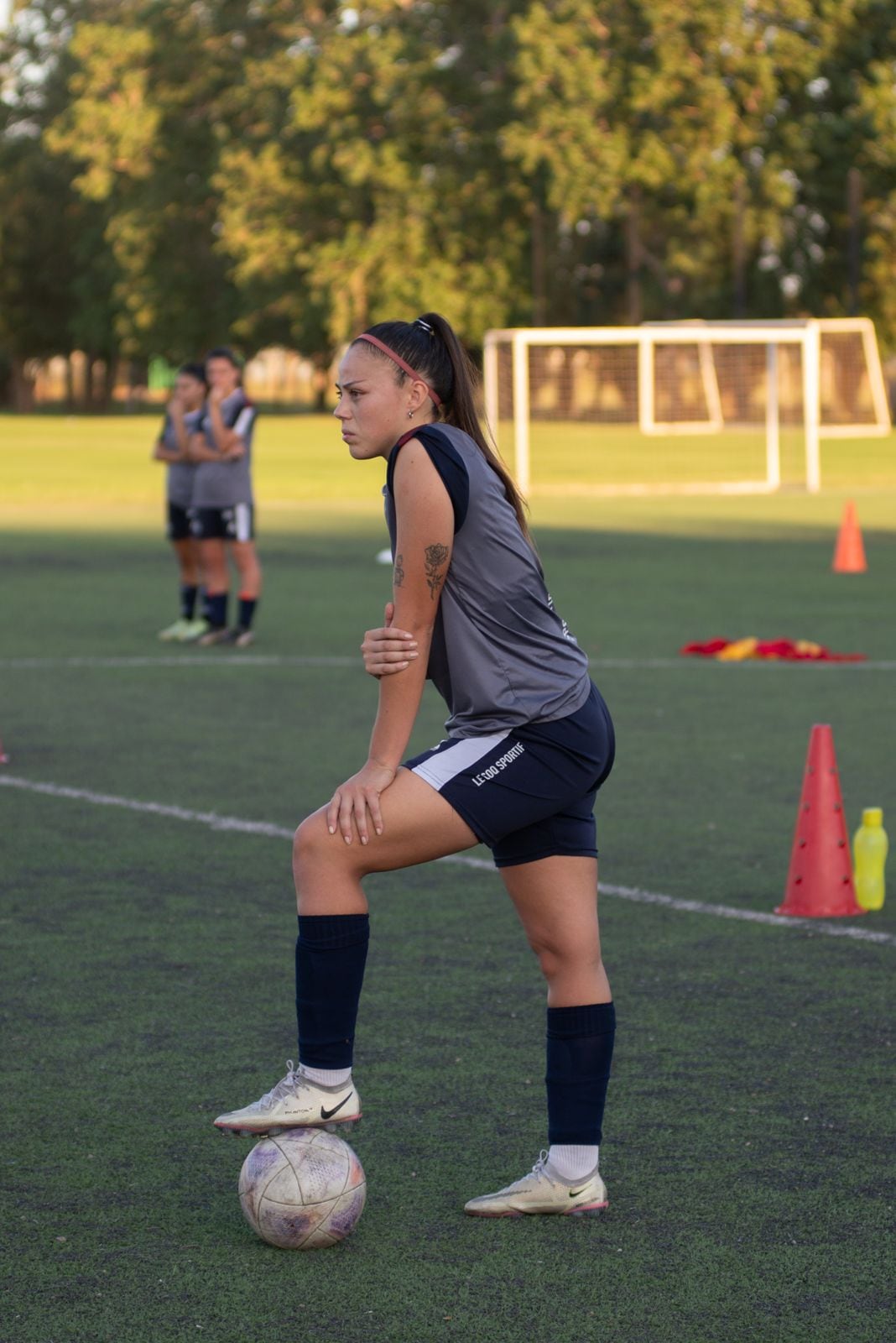 Macarena Latorre es una defensora central aguerrida que, a sus 21 años decidió dejar Excursionistas en Primera División y llegar a Talleres a pelear el ascenso