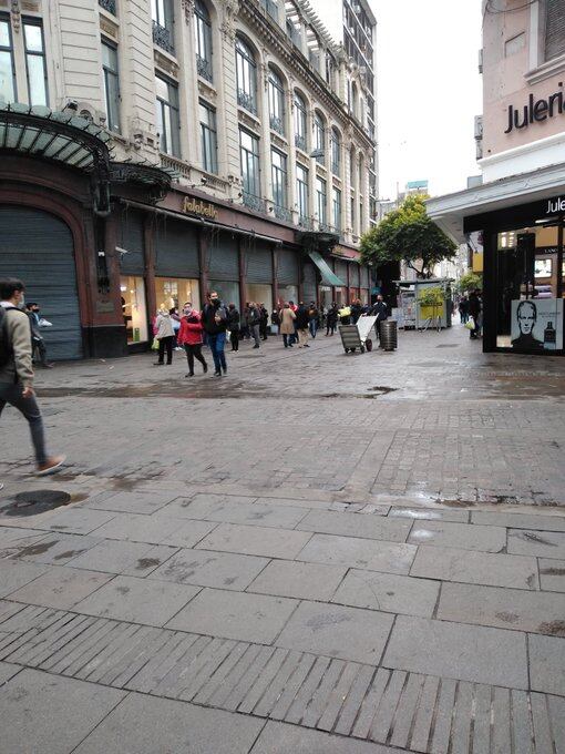 En el cruce de Córdoba y Sarmiento se veía la fila antes de que Falabella abriera sus puertas.