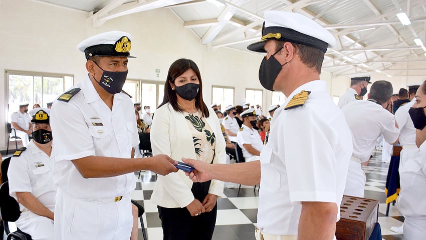 Entrega de distintivos de grado a suboficiales que alcanzaron la jerarquía de Suboficial Mayor