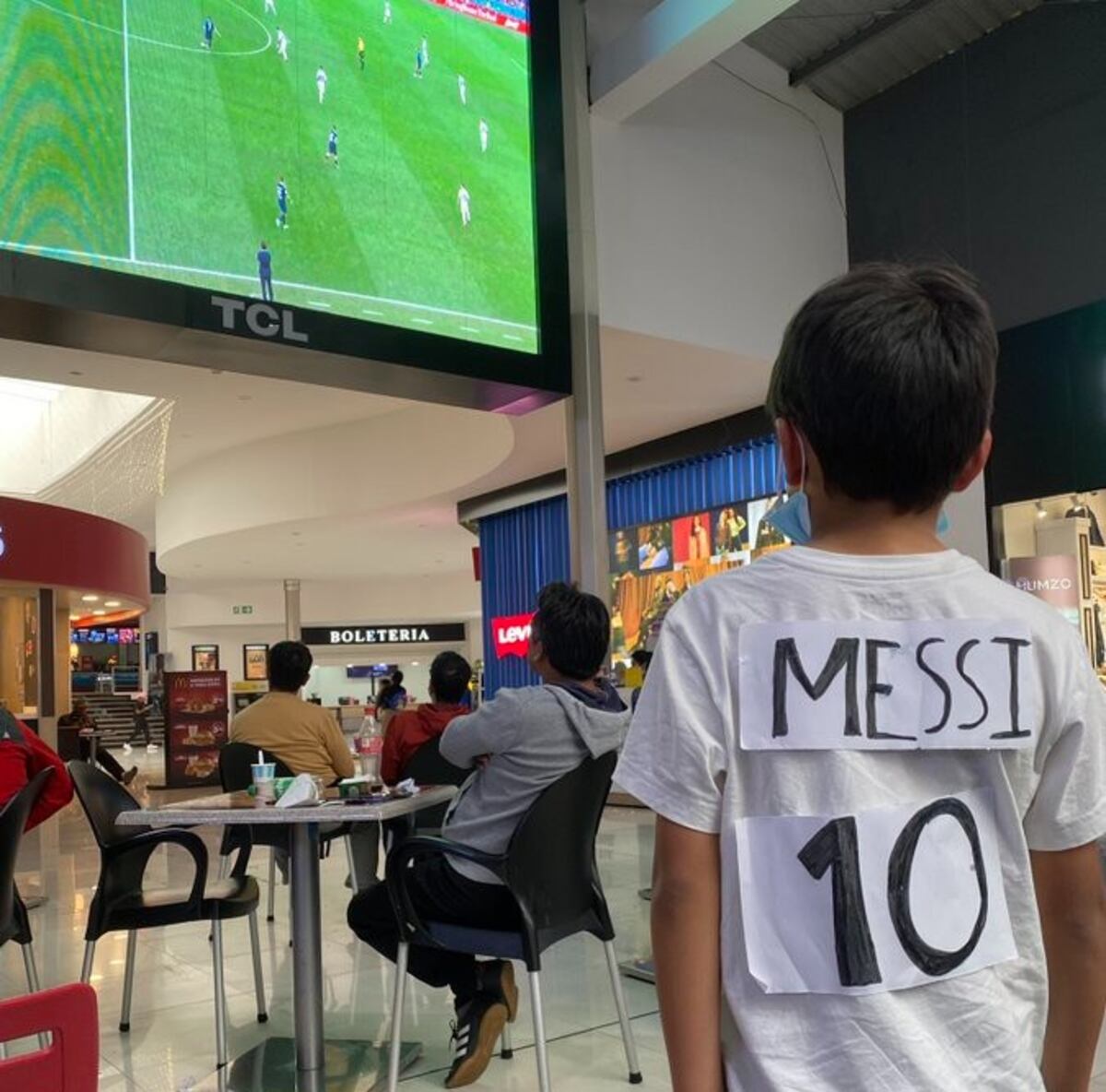 La conmovedora historia del niño que se hizo la camiseta de Messi con papel y ahora va a cumplir su sueño