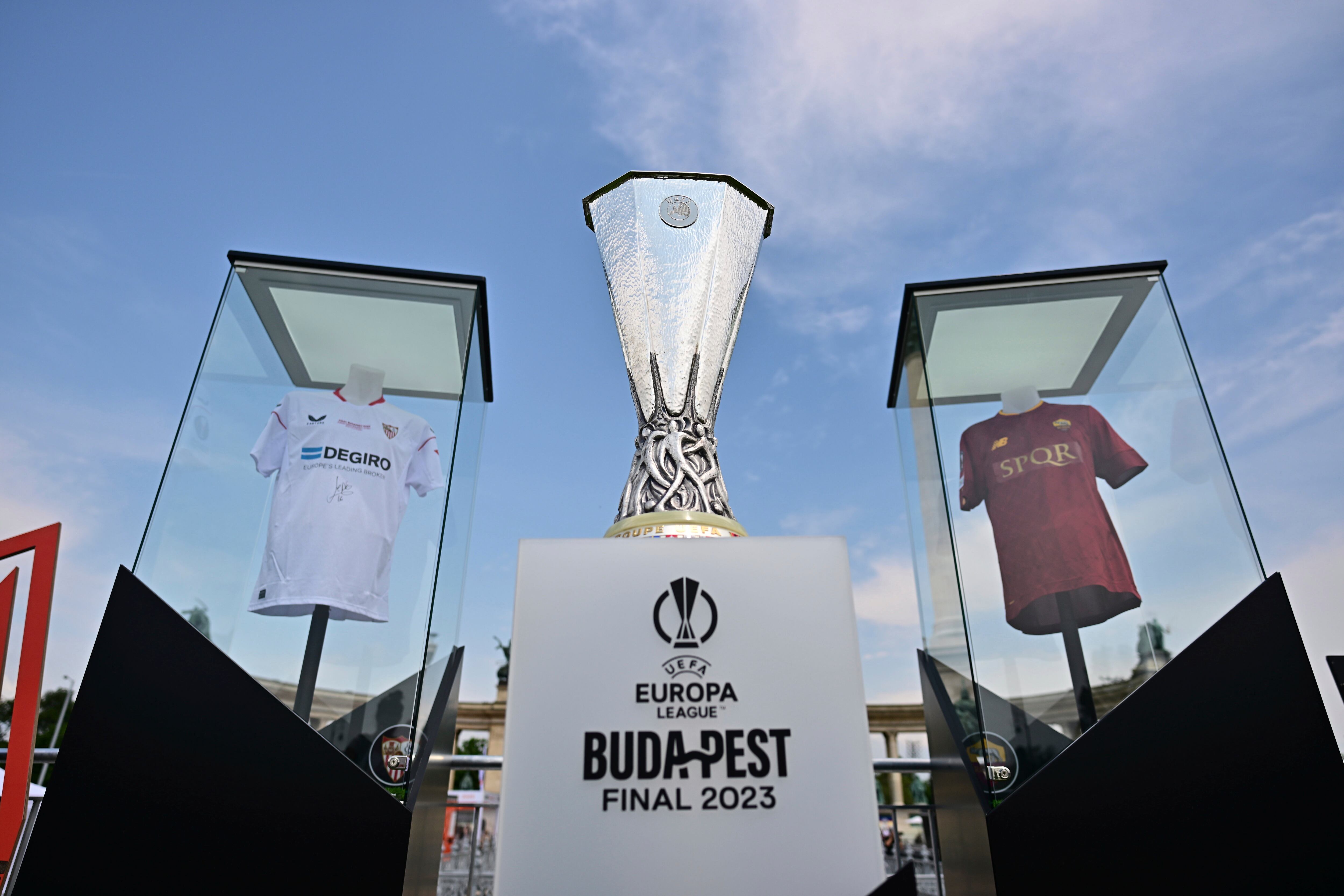 El trofeo de la Liga Europa de la UEFA en la fan zone en la Plaza de los Héroes de Budapest (Marton Monus/MTI via AP)