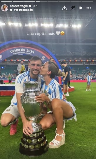 Caro Calvagni con los zapatos de taco chino en la final de la Copa América 2024