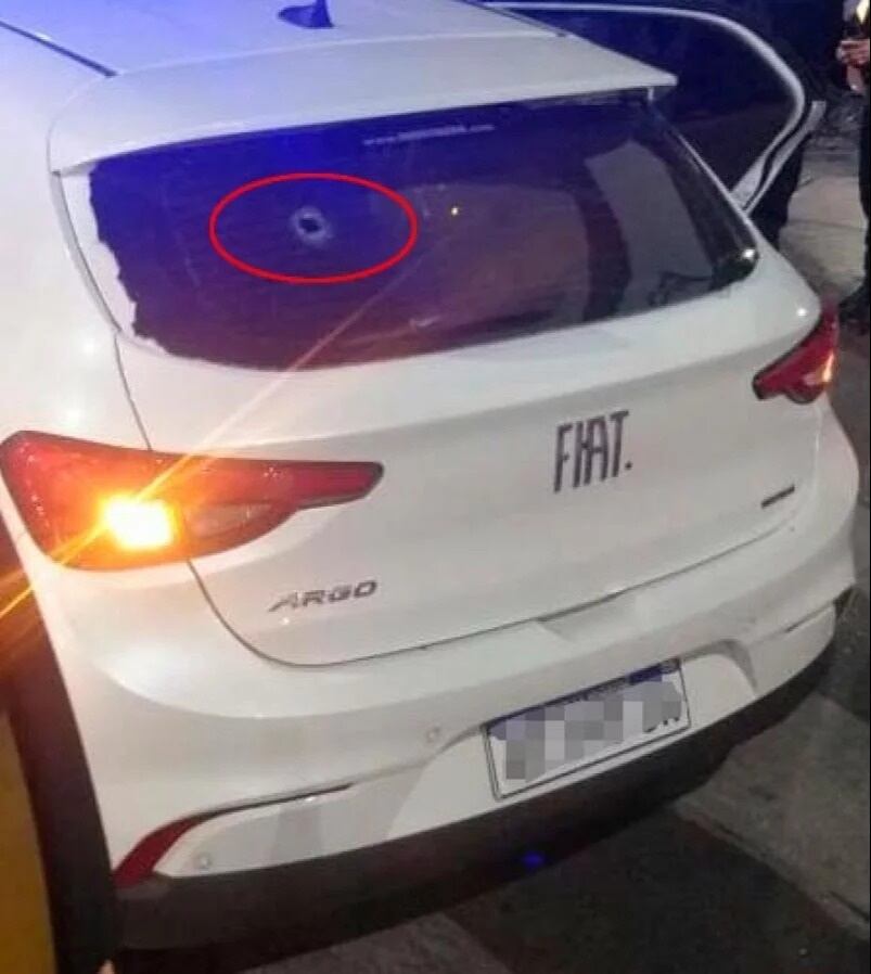 Acribillado. El Fiat Argo, en el que iban Blas y sus amigos, recibió una andanada de disparos. Según el fiscal, sólo hubo disparos por parte de los policías Gómez y Alarcón.