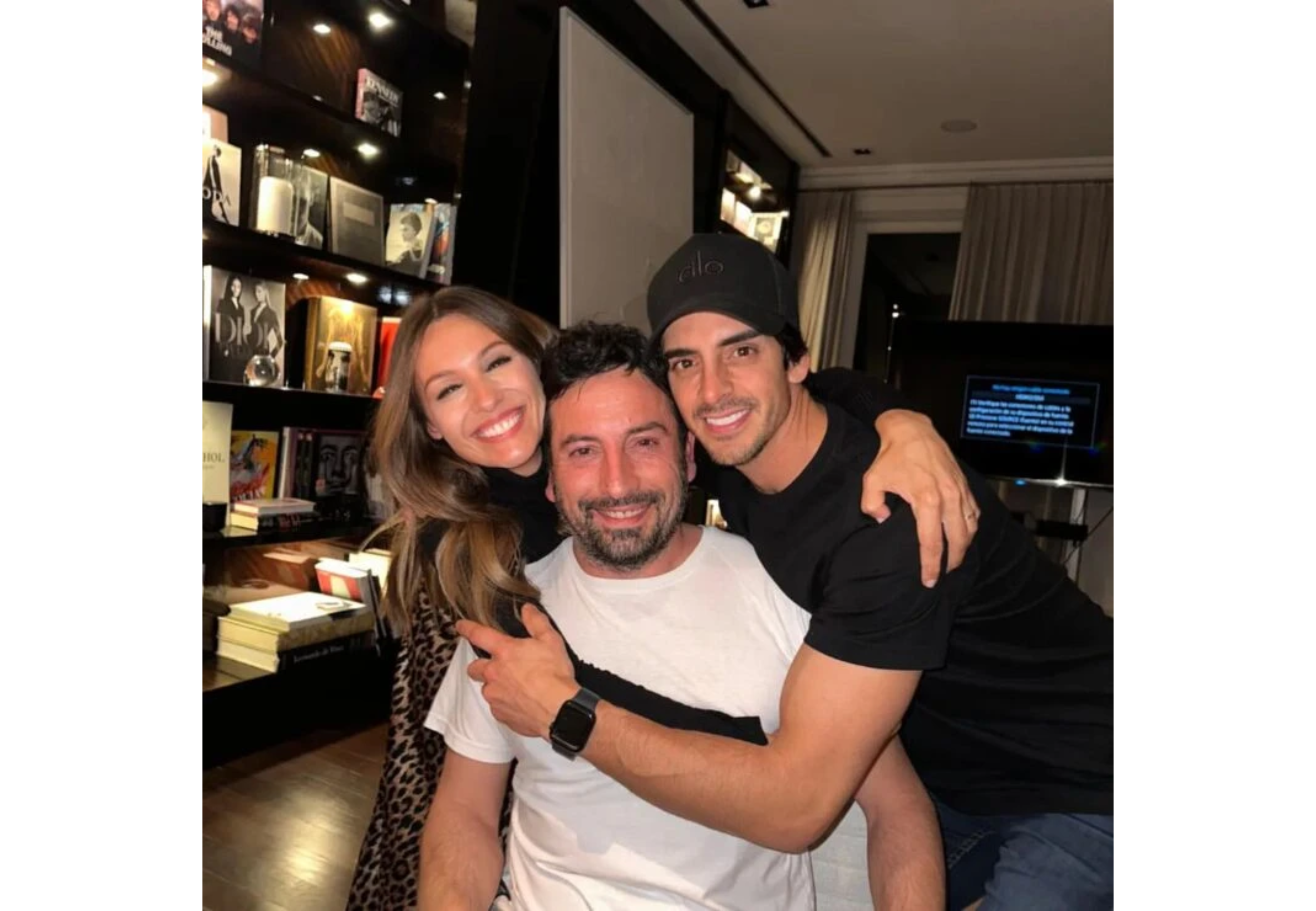 Pampita junto a sus dos hermanos.