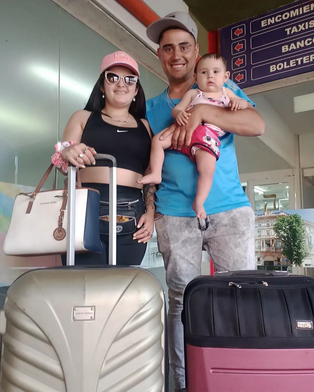 Kami y El Moneda de viaje en Mar del Plata junto a su pequeña hija.