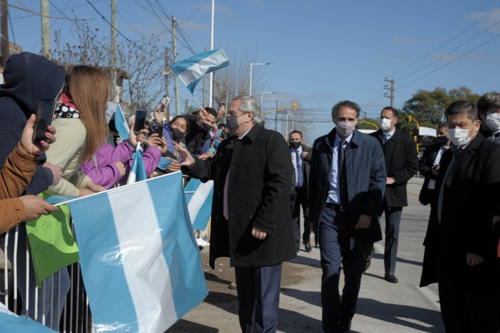 El Presidente, junto a Katopodis, saluda a los vecinos que se acercaron al acto.