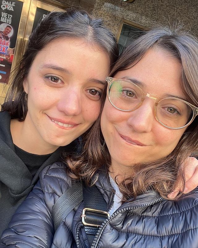 Julia Tozzi junto a su hermana, Paula, al ver la marquesina de Heathers