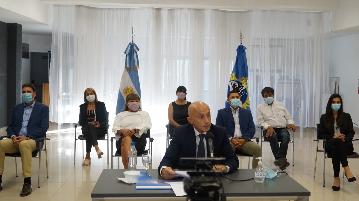 El intendente Fernando Cotillo brindó su discurso via streaming y acompañado de sus secretarios.