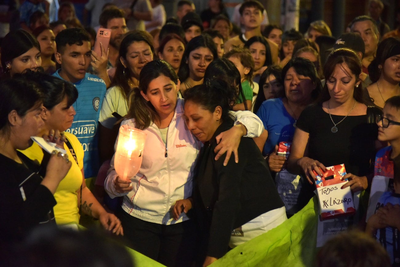 Justicia por Lázaro. Familiares y amigos de Lázaro en la plaza Jerónimo del Barco. Se trata del chico de 13 años que fue agredido con un pedazo de cordón de la vereda y permanece internado con un diagnóstico de daño irreversible en su cerebro.  (Facundo Luque / La Voz)