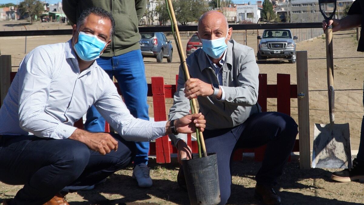 En Caleta Olivia se inauguró un mural alusivo y se plantó un aromo en el marco de la iniciativa "Plantemos memoria".