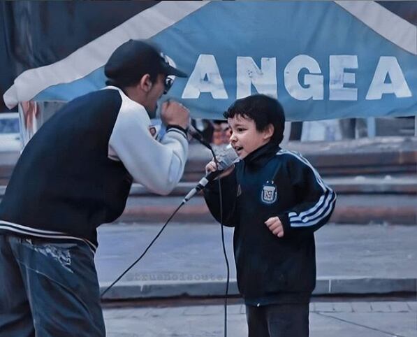 Trueno de pequeño junto a su papá, MC Peligro.