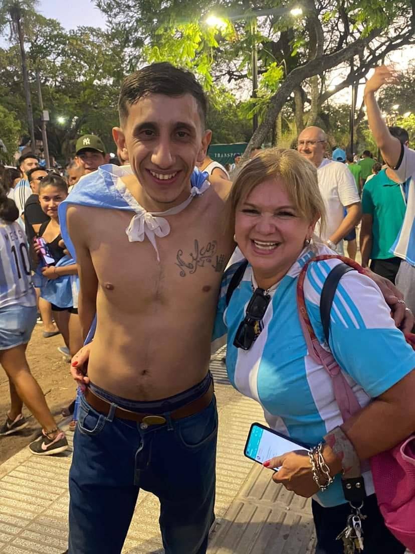 El doble de "Fideo" sonrió ante la cámara cuando le pidieron fotos.