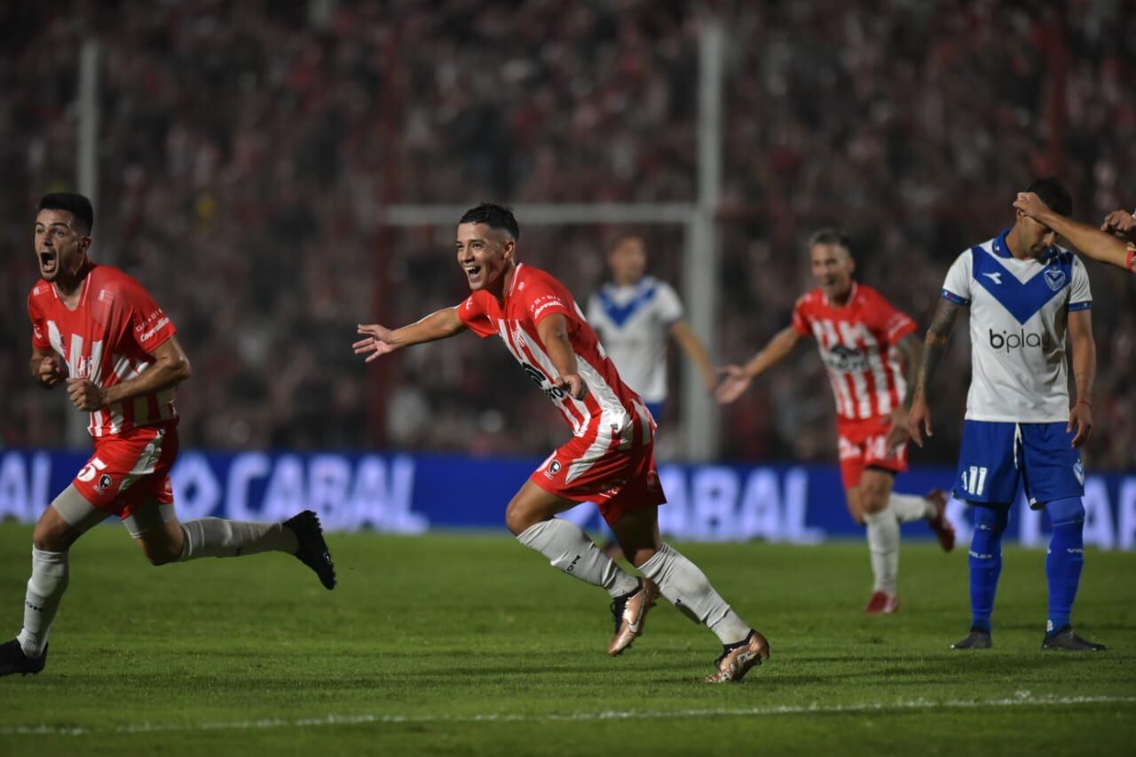 Roberto Bochi ya metió el derechazo y sale festejando el 1-0 ante Vélez en el Monumental. (Facundo Luque / La Voz)