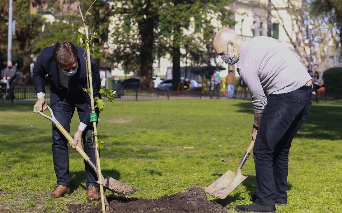 El Gobernador Rodolfo Suarez y el jefe del Gobierno porteño, Rodríguez Larreta plantan una vid al dejar inaugurado el Distrito del Vino en CABA. Gobierno de Mendoza