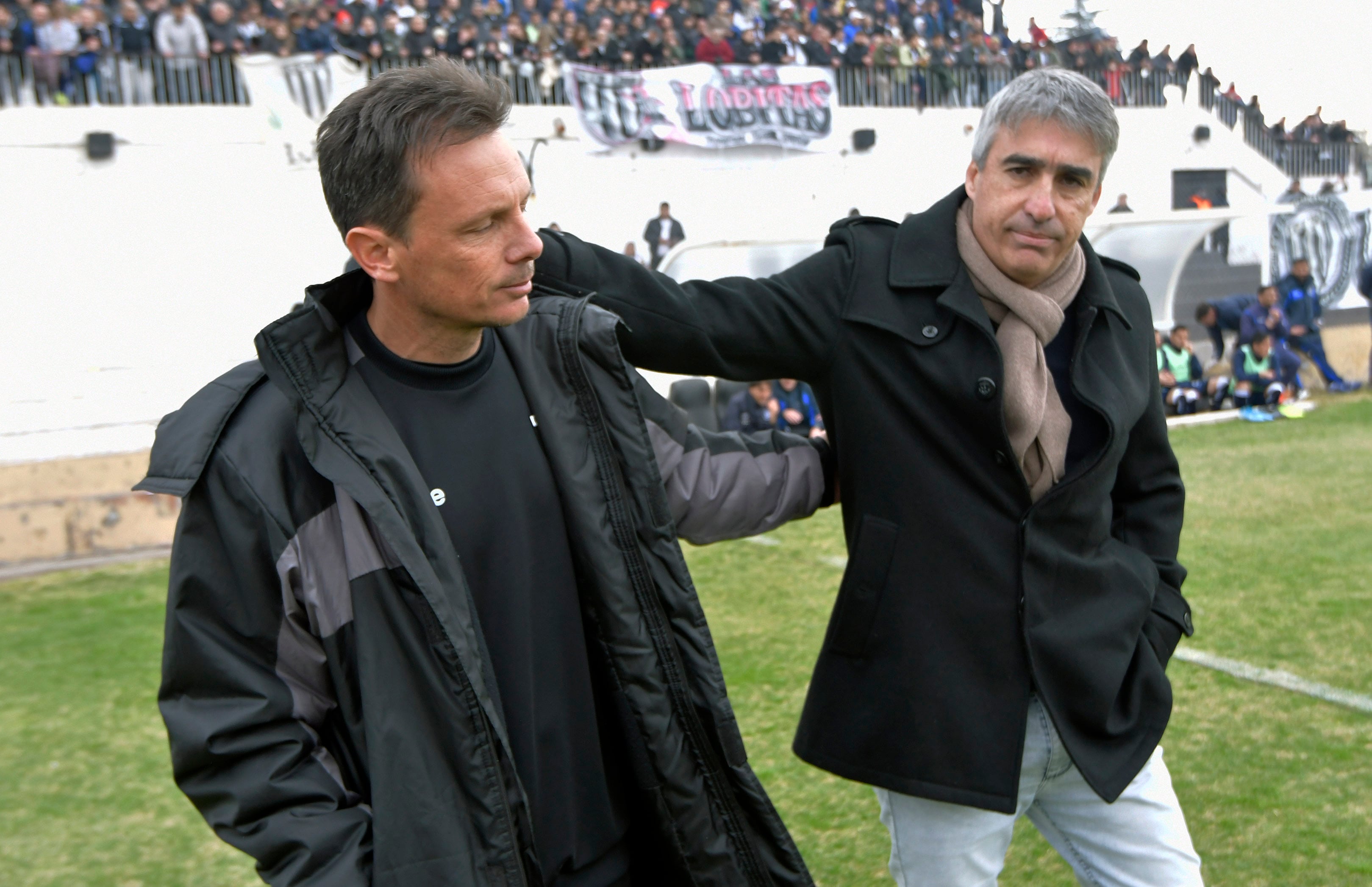 Clásico del fútbol
El técnico de Independiente Rivadavia, Gabriel Gómez salud al entrenador de Gimnasia, Luca Marcogiuseppe.