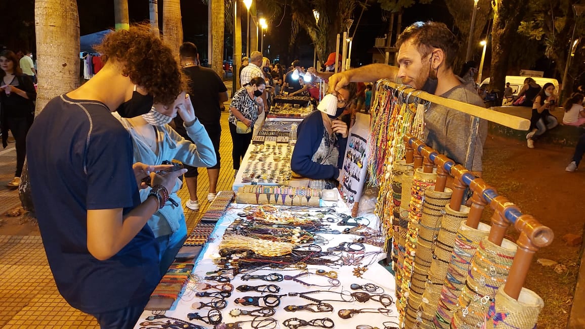 Los turistas recorrieron la Feria de Emprendedores y Artesanos que se desarrolló en la Plaza San Martín