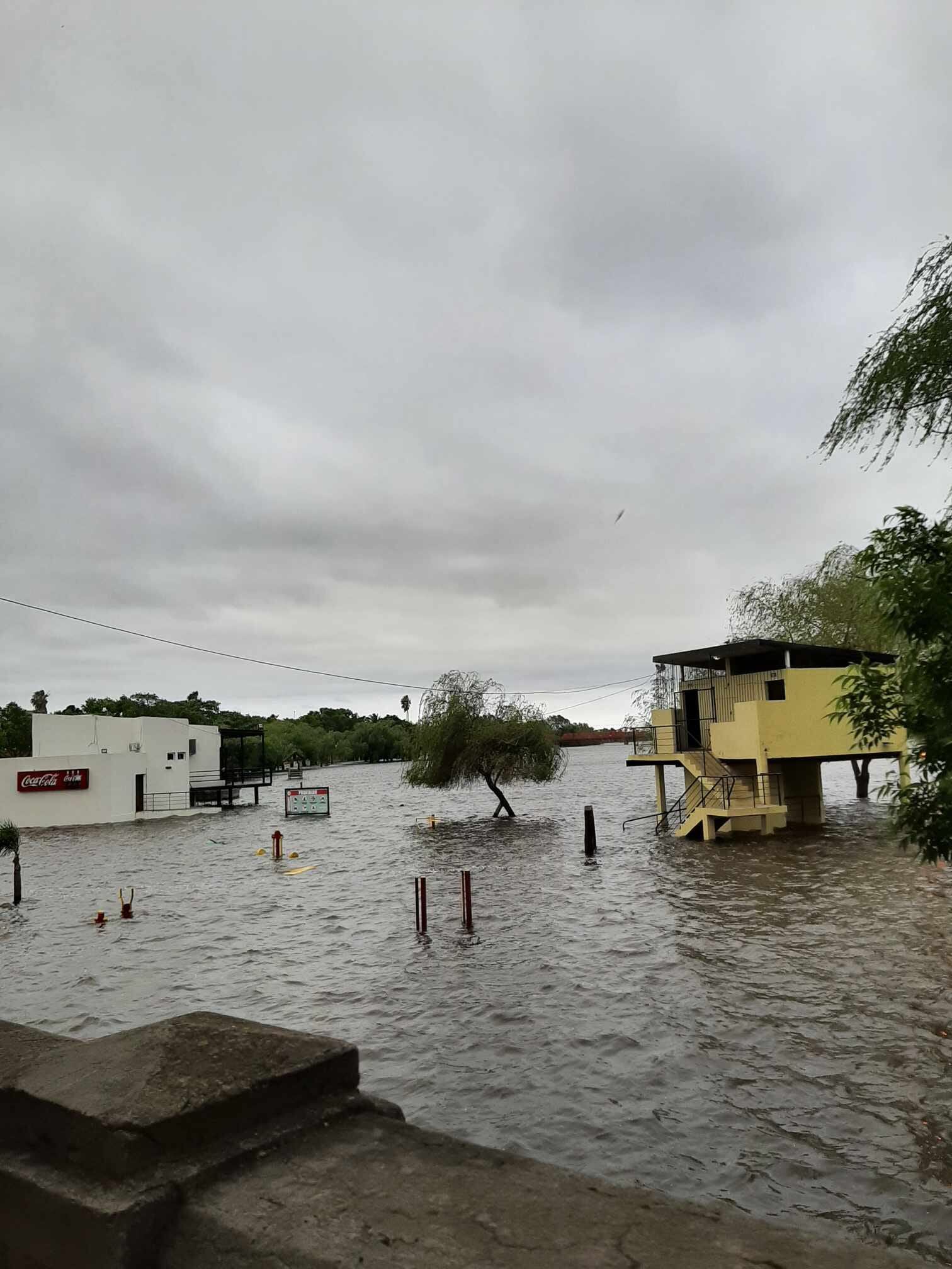 Inundaciones: desbordó el río Gualeguaychú y la ciudad tiene los primeros evacuados