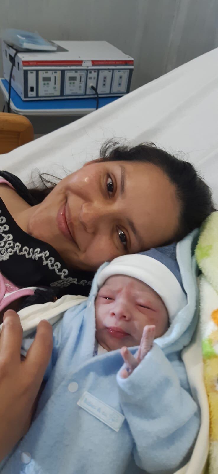 Ciro Benítez, hijo de Francisco Benítez, junto a su mamá Rocío Ruiz. (Corresponsalía)