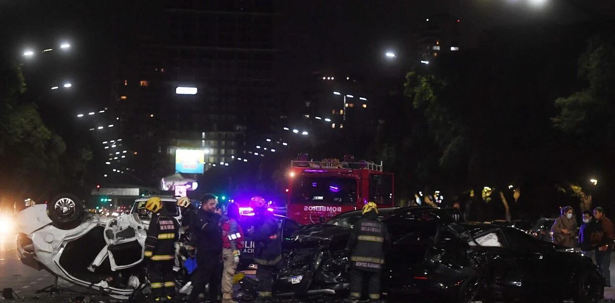 Dos jóvenes perdieron la vida y otras 10 personas resultaron heridas tras el impactante accidente a la altura del Hipódromo de Palermo.