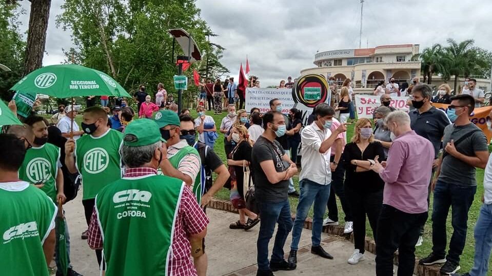 Reclamo de algunos miembros del personal de la salud pública de Carlos Paz.