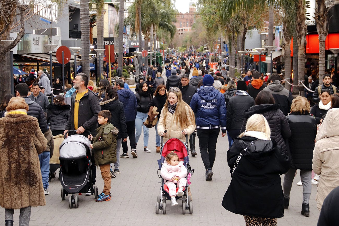 Vacaciones de Julio en Carlos Paz, mucha gente eligió la localidad serrana para tomarse unos días.  (La Voz)