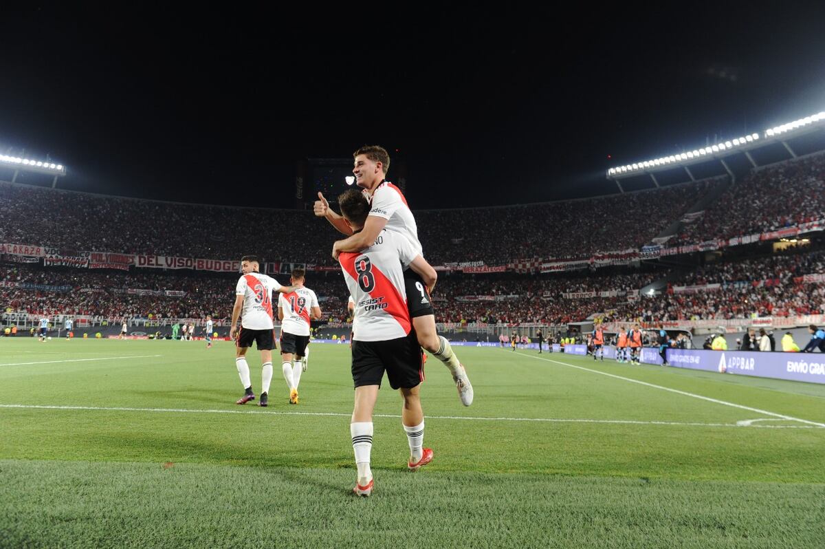 Julián Álvarez aumentó la ventaja ante Racing para que River se consagre