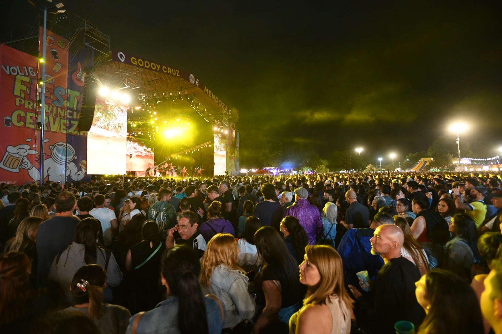 Los Auténticos Decadentes en la Fiesta de la Cerveza de Mendoza.