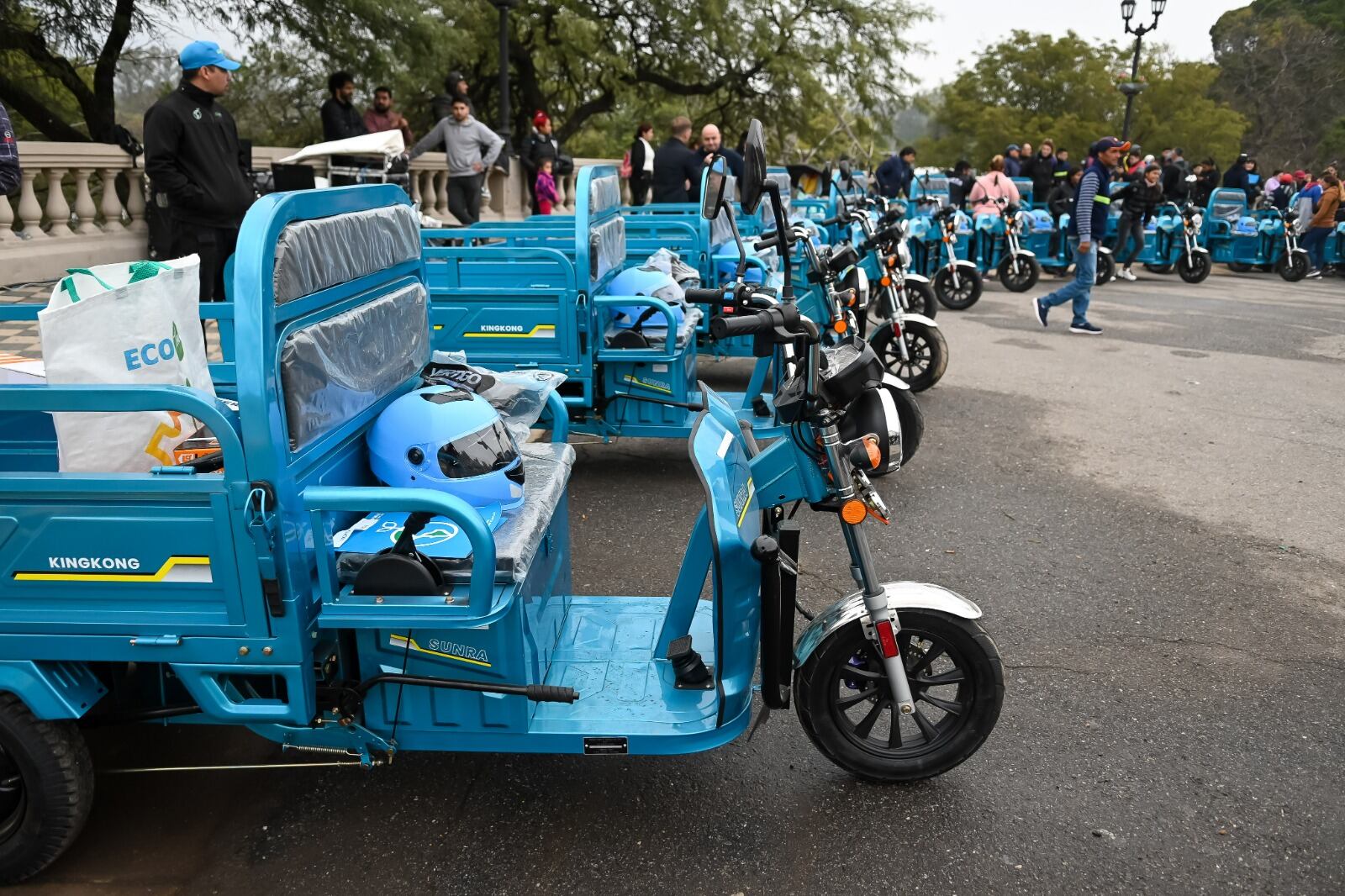 En julio, la Municipalidad entregó 36 motocargas eléctricas a excarreros que dejaron de usar sus caballos (Municipalidad de Córdoba).