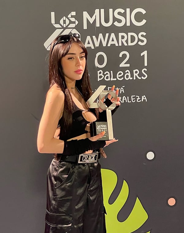 Nicki Nicole recibió el premio a "artista revelación".