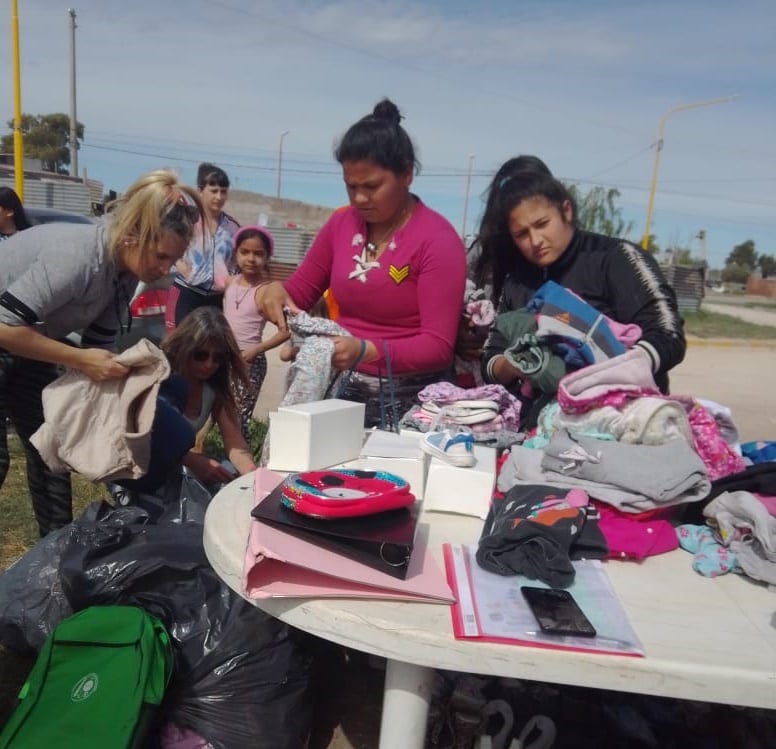 Hacemos Comunidad realizó su primer roperito móvil en el Barrio Municipal de Tres Arroyos