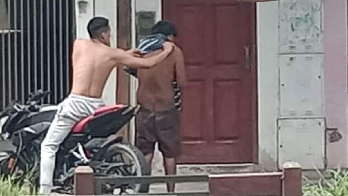 Santiago del Estero tiene un héroe: el gesto viral de un vecino con un hombre en situación de calle