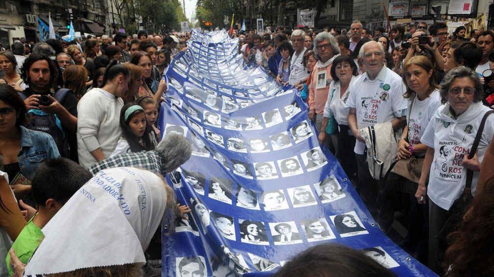 Organismos de Derechos Humanos apuntan a que habrá multitudinarias marchas por el Día de la Memoria en esa fecha y pidieron posponer el partido. 