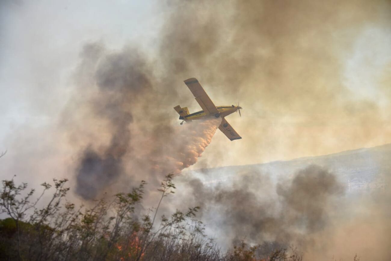 Fuego en Córdoba. Intenso trabajo de los bomberos para contener el incendio en el country La Cuesta, de La Calera. (Facundo Luque / La Voz)