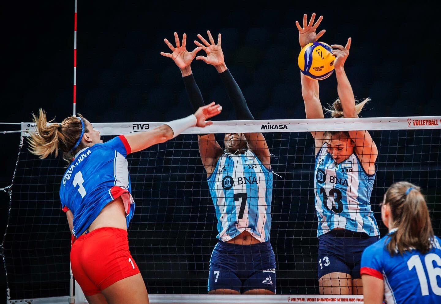 El equipo argentino buscará jugar la próxima fase. Foto: @Voley_FeVA